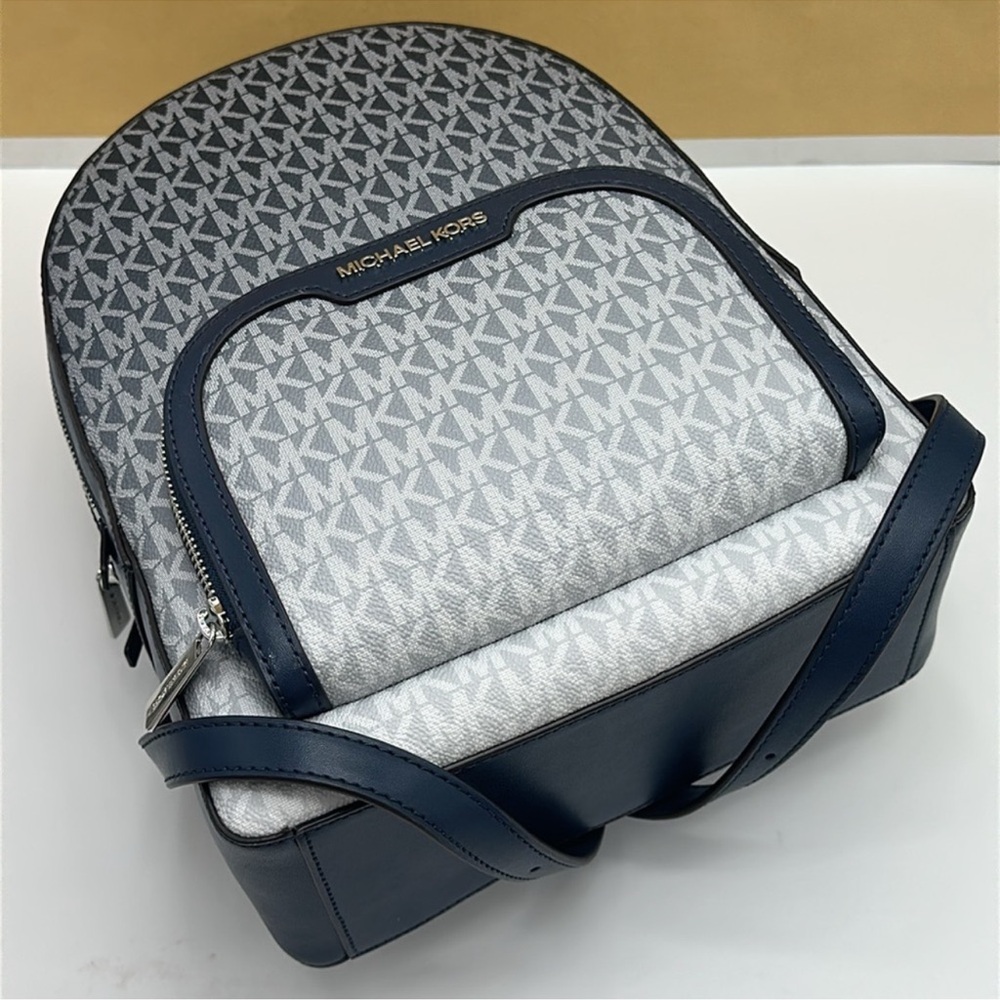 MICHAEL KORS Jaycee Medium Ombré Signature Logo Zip Pocket Backpack
Navy
NWT - Picture 3 of 15